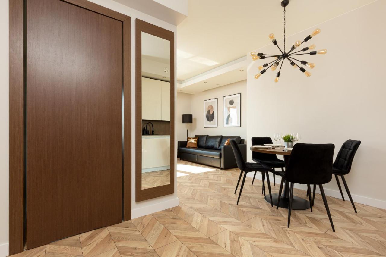 Platinum Towers Apartment With Parking By Renters Prestige Varsó Kültér fotó
