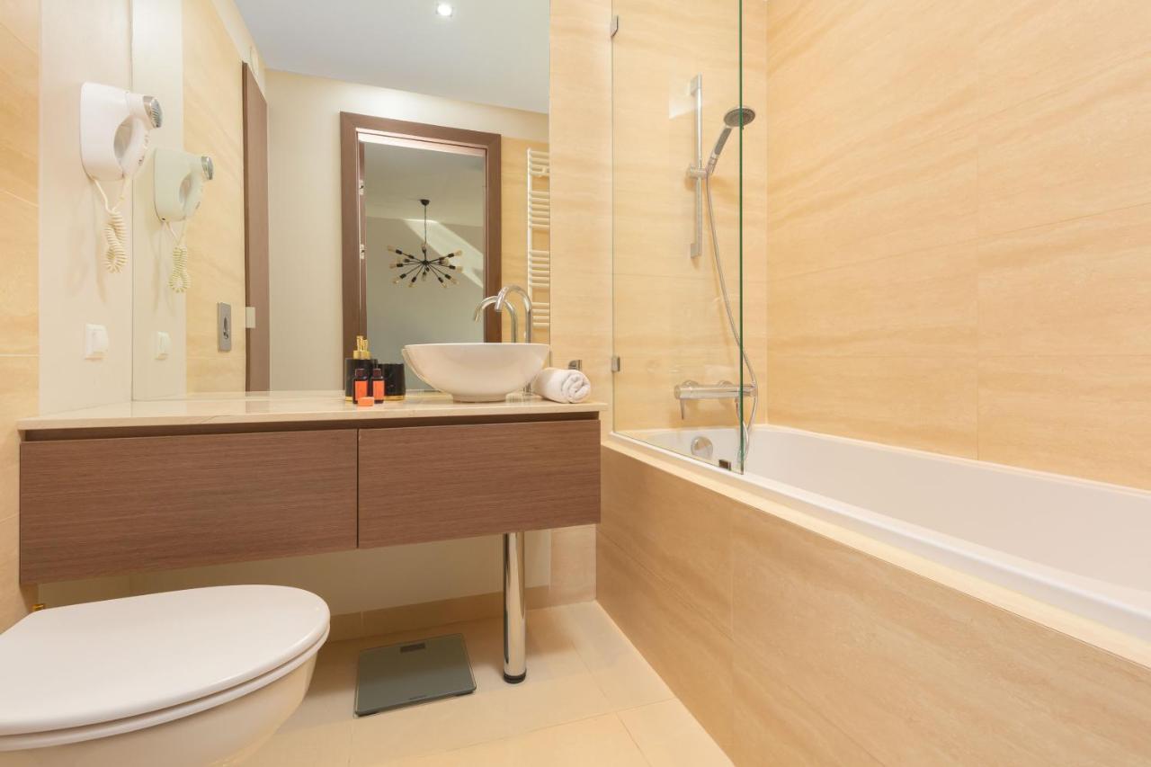 Platinum Towers Apartment With Parking By Renters Prestige Varsó Kültér fotó