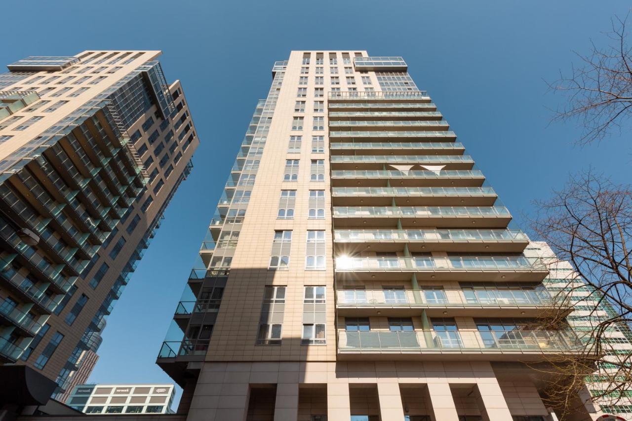 Platinum Towers Apartment With Parking By Renters Prestige Varsó Kültér fotó
